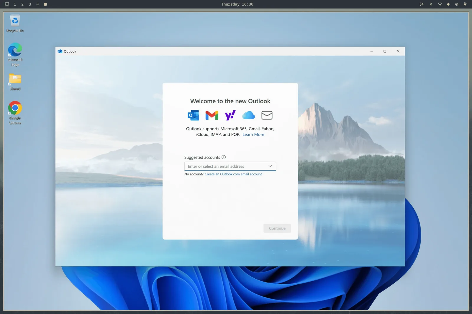 Windows 11 在 Omarchy 裡執行 Outlook，上方可以看到 Omarchy 的桌面狀態列